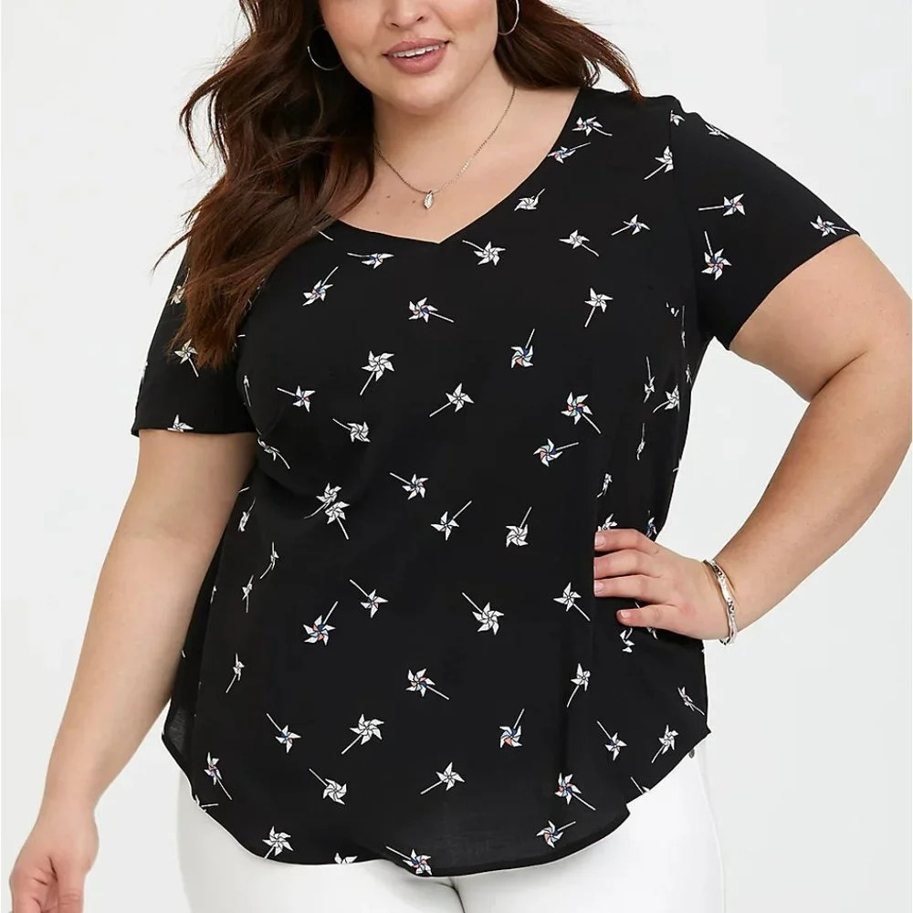 Torrid abbey blouse black pinwheels bow back Size 5